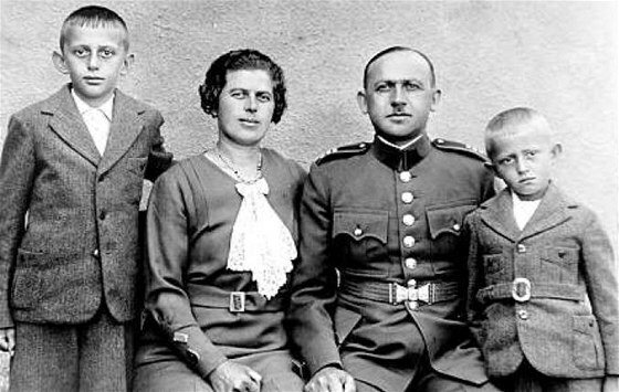 Četník Kněz s manželkou a dvěma syny