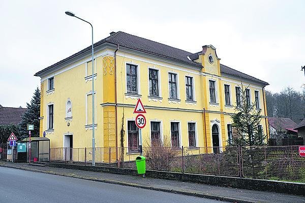 Budova staré školy představuje policejní služebnu.