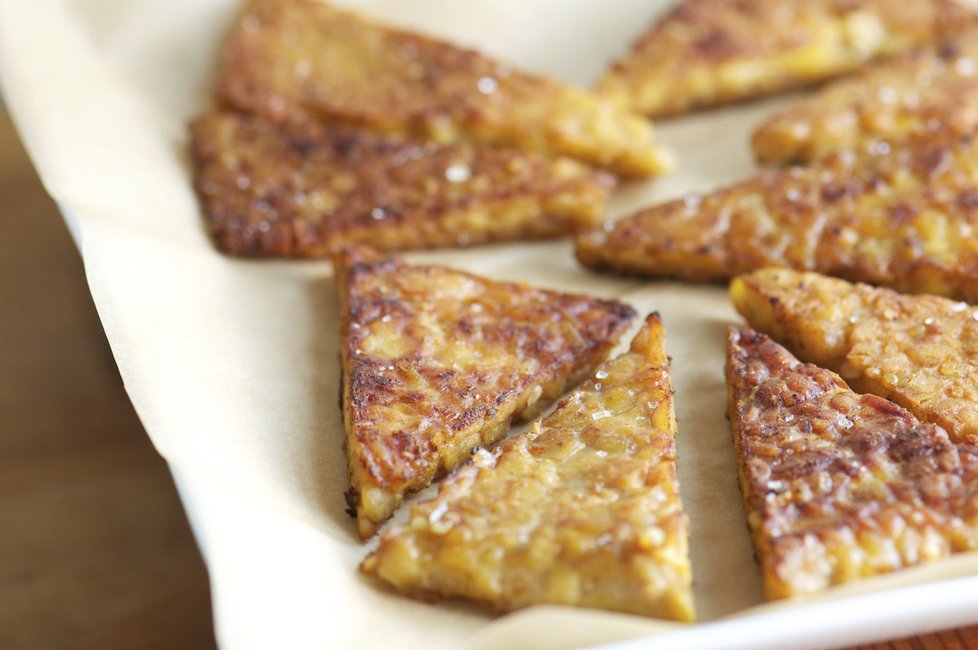 Tempeh je veganský pokrm vyráběný ze sójových bobů, které jsou prorostlé ušlechtilou plísní, podobně jako třeba hermelín.