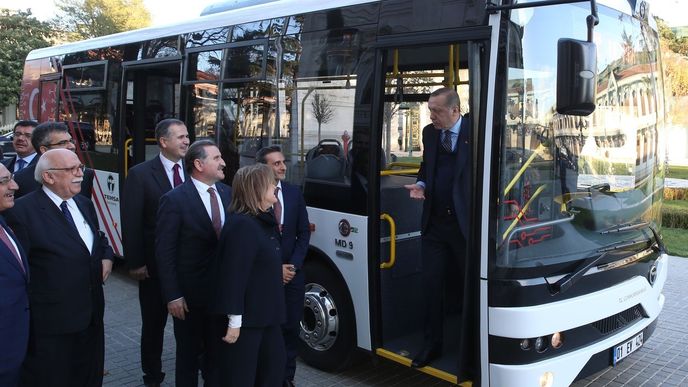 Turecký prezident Erdogan vystupuje z elektrického modelu autobusu značky Temsa.