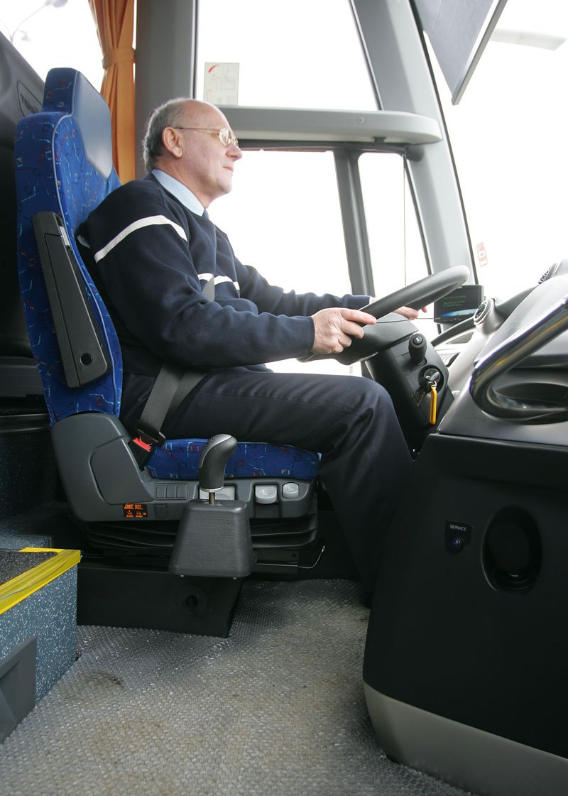 Všestranně seřiditelné sedadlo včetně ergonomické polohy voliče převodovky poskytovaly řidiči náležitý komfort