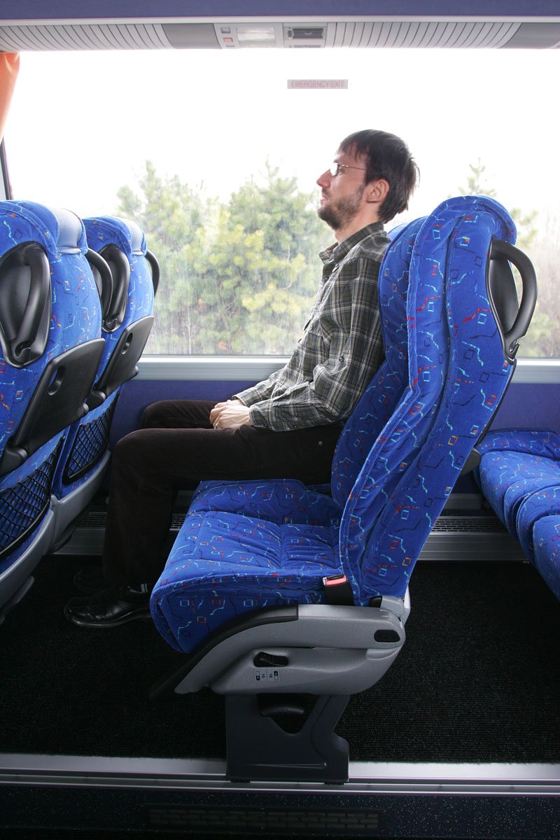 Dost místa před koleny, komfortní sedadla s bočním vedením a stavitelný sklon opěradel tvoří vysokou úroveň cestovního pohodlí