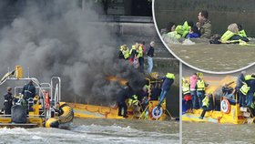 Turisté kvůli požáru na lodi v Londýně naskákali do Temže