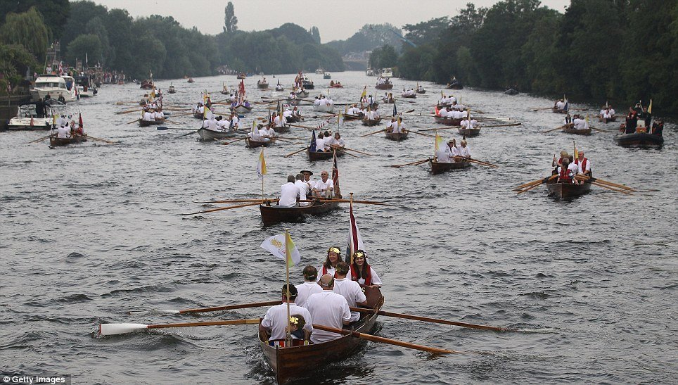 Řeka Temže obsypána diváky na které už dolehla pravá euforie z Olympijských her