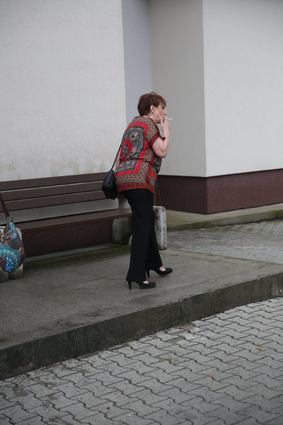 Tena Elefteriadu zmizela s cigaretou z očí ostatních návštěvníků.