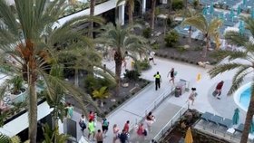 Hosté hotelu na Tenerife každé ráno bojují o místo na lehátku u bazénu