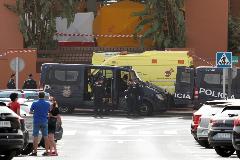 Bezpečnostní opatření v okolí hotelu na Tenerife, kde je izolována tisícovka hostů včetně šesti Čechů.