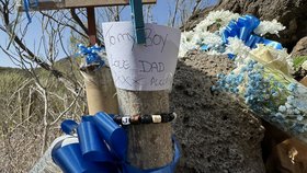 Na místě kde bylo nalezeno tělo Jaye Slatera lidé a rodina zanechali květiny a vzkazy.