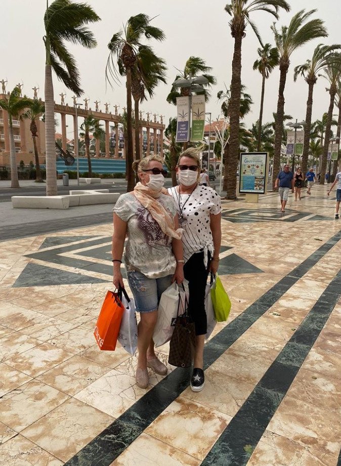 Britky Elaine Whitewicková a Jayney Brownová (61) jsou mezi tisícem turistů v karanténě.