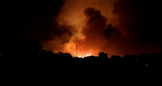 Dovolenkový ráj znovu v plamenech: Na Tenerife evakuovali kvůli požárům tisíce lidí