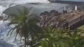 I s maminkou ho strhla masivní vlna do moře