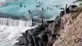 I s maminkou ho strhla masivní vlna do moře