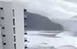 Obří příboj zasáhl hotel na pobřeží. Turisty museli evakuovat