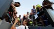 Tenista Tomáš Berdych rozdává podpisy fanouškům po postupu do čtvrtfinále Australian Open