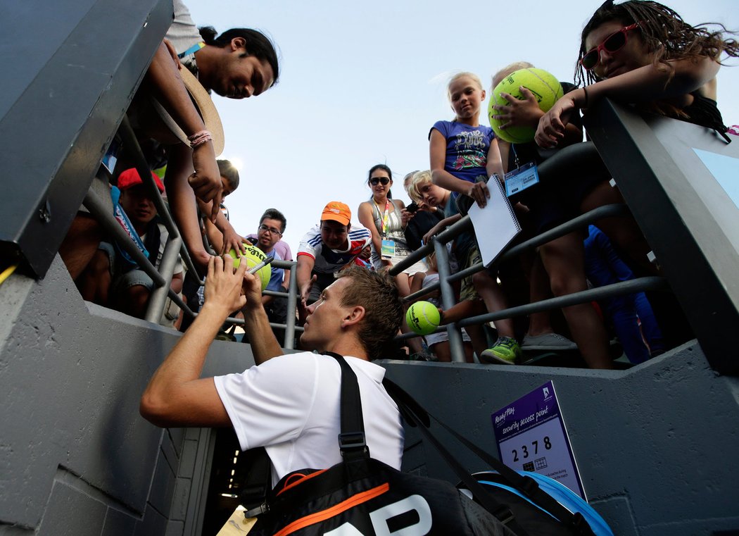 Tenista Tomáš Berdych rozdává podpisy fanouškům po postupu do čtvrtfinále Australian Open