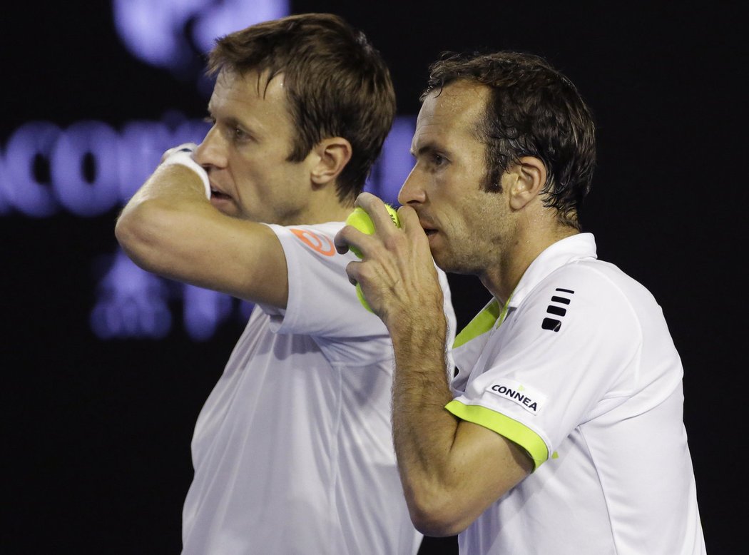 Každá rada drahá. Tenista Radek Štěpánek s Kanaďanem Danielem Nestorem prohráli ve finále čtyřhry na Australian Open v Melbourne s britsko-brazilskou dvojící Jamie Murray a Bruno Soares 6:2, 4:6 a 5:7.