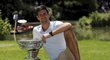 Novak Djokovič den po triumfu pózoval s trofejí pro vítěze Australian Open