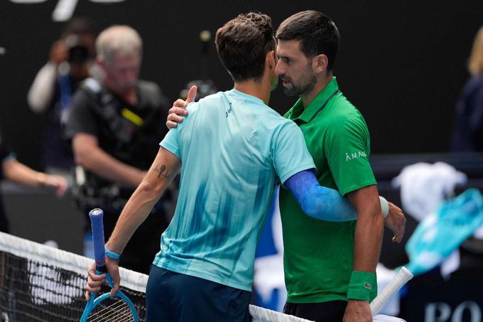 Karma funguje. „Poražený“ Djokovič předvedl gesto fair play, místo cesty domů je v semifinále Karma funguje. „Poražený“ Djokovič předvedl gesto fair play, místo cesty domů je v semifinále
