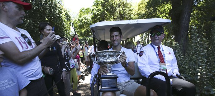 Novak Djokovič si odváží pohár pro vítěze Australian Open