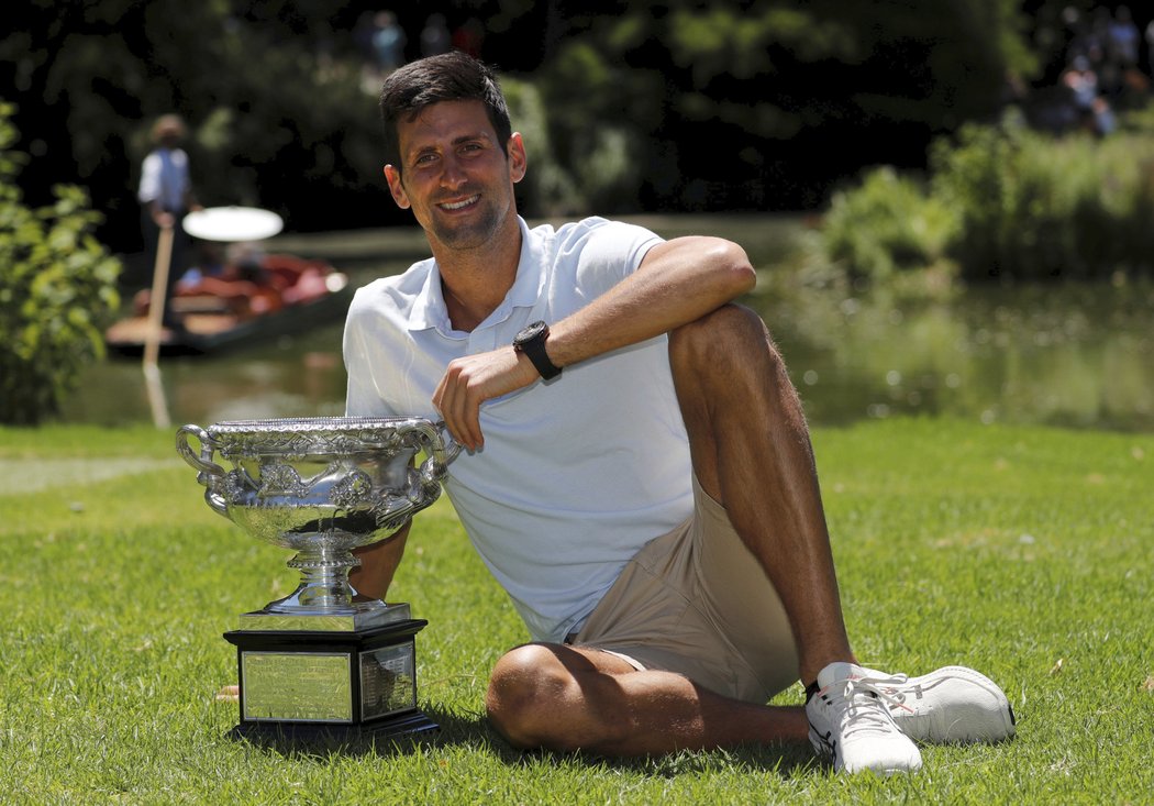 Novak Djokovič den po triumfu pózoval s trofejí pro vítěze Australian Open