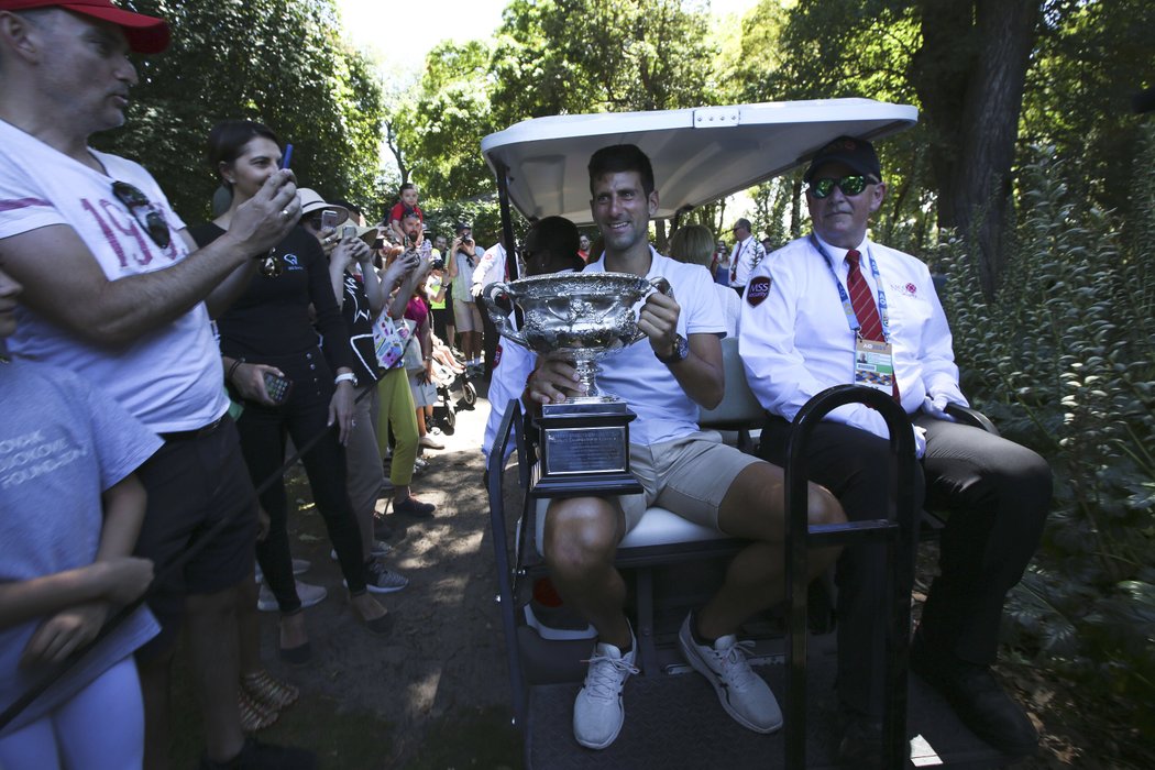 Novak Djokovič si odváží pohár pro vítěze Australian Open