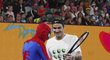 Federer učil Spidermana hrát tenis.