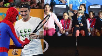 Táta Federer před Australian Open bavil: Děti, koukejte, hraju se Spidermanem!