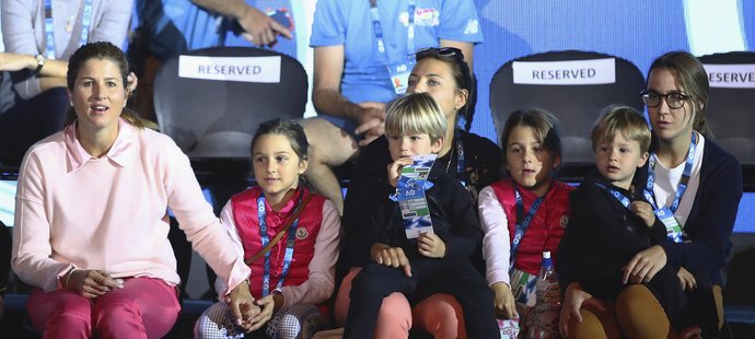 Federerova Mirka a jeho děti sledovali napínavou bitvu na kurtu Roda Lavera.