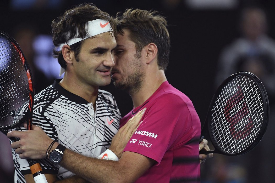 Roger Federer se zdraví se Stanem Wawrinkou po vítězství v semifinále Australian Open