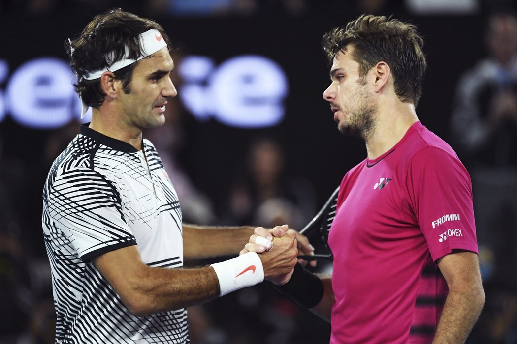 Švýcarský pozdrav. Roger Federer a Stan Wawrinka po semifinále Australian Open.