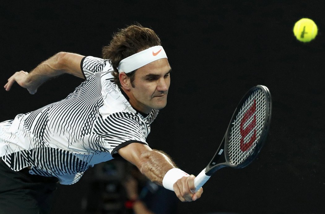 Roger Federer při semifinálovém souboji se Stanem Wawrinkou na Australian Open