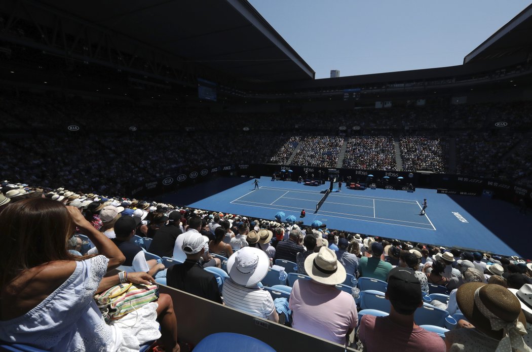 Nabité hlediště v Melbourne při čtvrtfinále Australian Open mezi Karolínou Plíškovou a Serenou Williamsovou