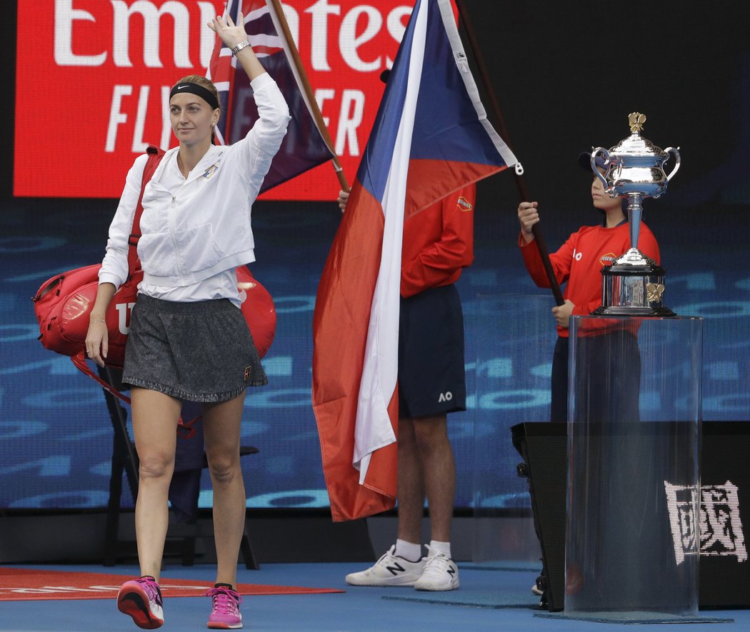 Česká vlajka před finále Australian Open. Petra Kvitová nastupuje na kurt.