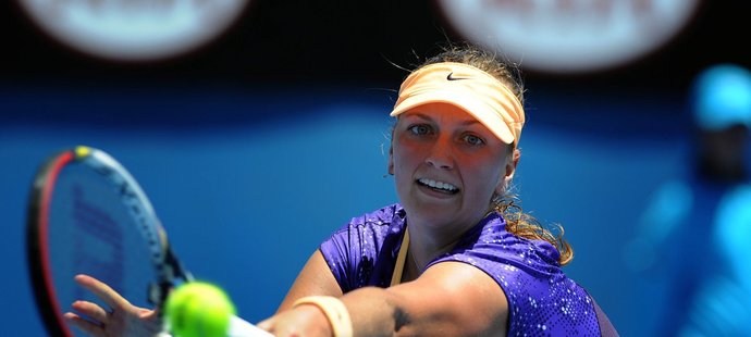 Česká tenistka Petra Kvitová zvládla svůj první zápas na Australian Open a i přes trápení ve druhé setu nakonec postoupila přes Italku Schiavoneovou.