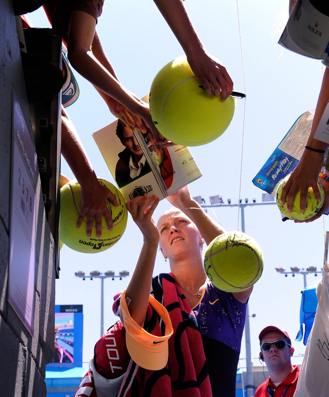 Petra Kvitová se podepisuje divákům po postupu z 1. kola Australian Open. Turnajová osmička potvrdila roli favoritky proti Italce Schiavoneové, s níž měla dosavadní bilanci tří výher a jedné porážky. Do dalšího kola postoupila v úterním programu také další česká tenistka Lucie Šafářová