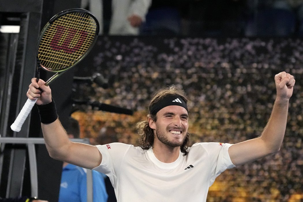 Světová čtyřka Stefanos Tsitsipas z Řecka slaví postup do semifinále Australian Open