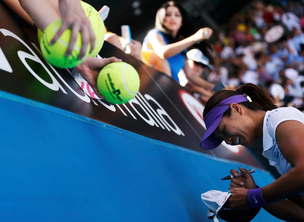 Li Na rozdává autogramy fanouškům po postupu do finále Australian Open