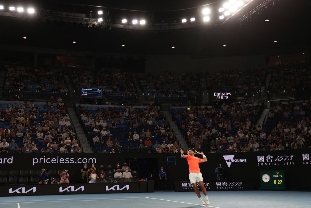 Rafael Nadal hraje na Australian Open před zaplněným hledištěm