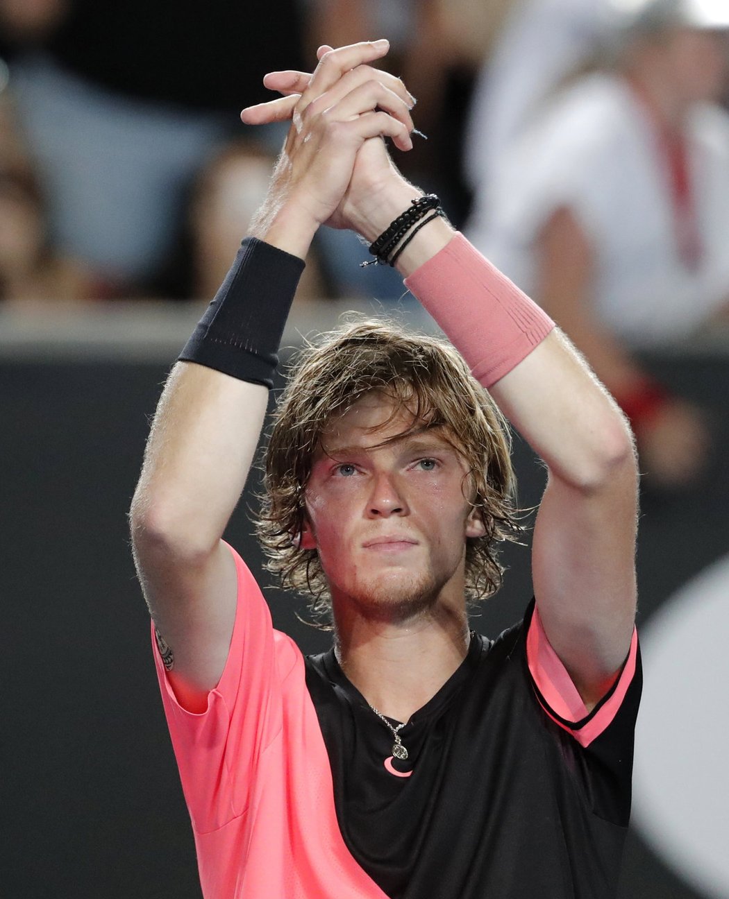 Rus Andrej Rublev ve válečných růžových barvách.