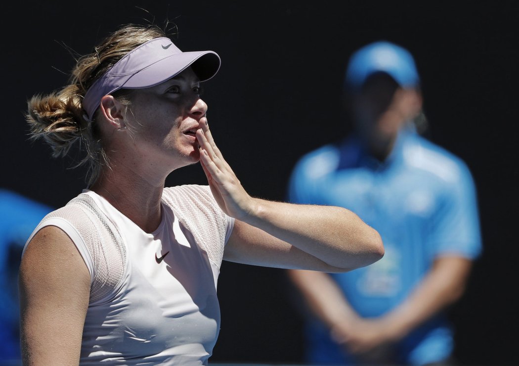 I Maria Šarapová oblékla tenisový úbor laděný do růžova.
