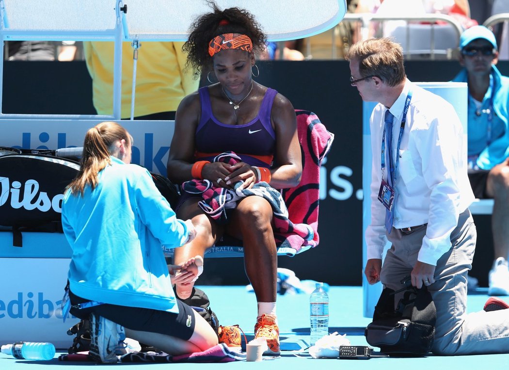 Američanka Serena Williamsová se na kurtě přiliš nezdržovala, ale během zápasu ji trápily zdravotní potíže.