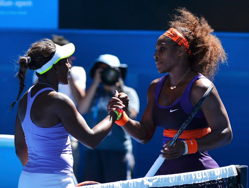 Překvapivý výsledek. Serena Williamsová gratuluje k vítězství Sloane Stephensové.