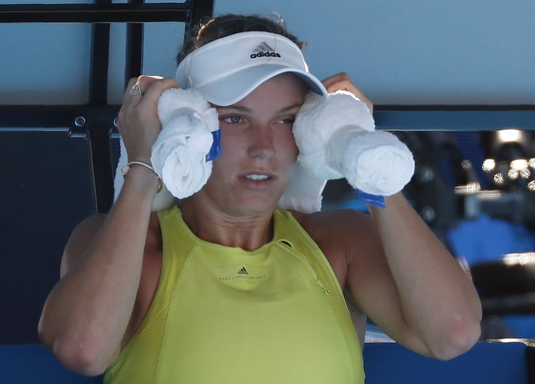 Caroline Wozniacki s ledem na hlavě.