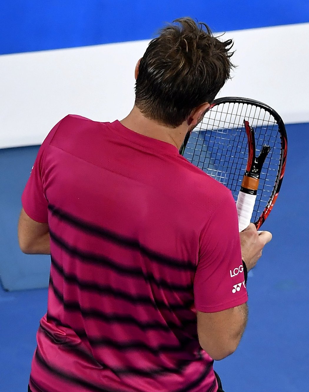 Nevedlo se mu, a tak Stan Wawrinka vzteky o koleno rozlomil vlastní raketu