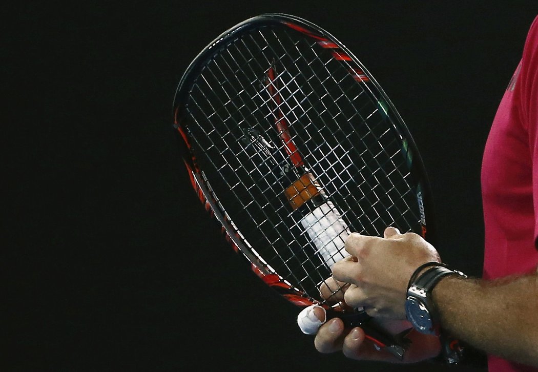 Skvělý výkon Rogera Federera přinutil Stana Wawrinku ve švýcarském semifinále Australian Open k přelomení vlastní rakety