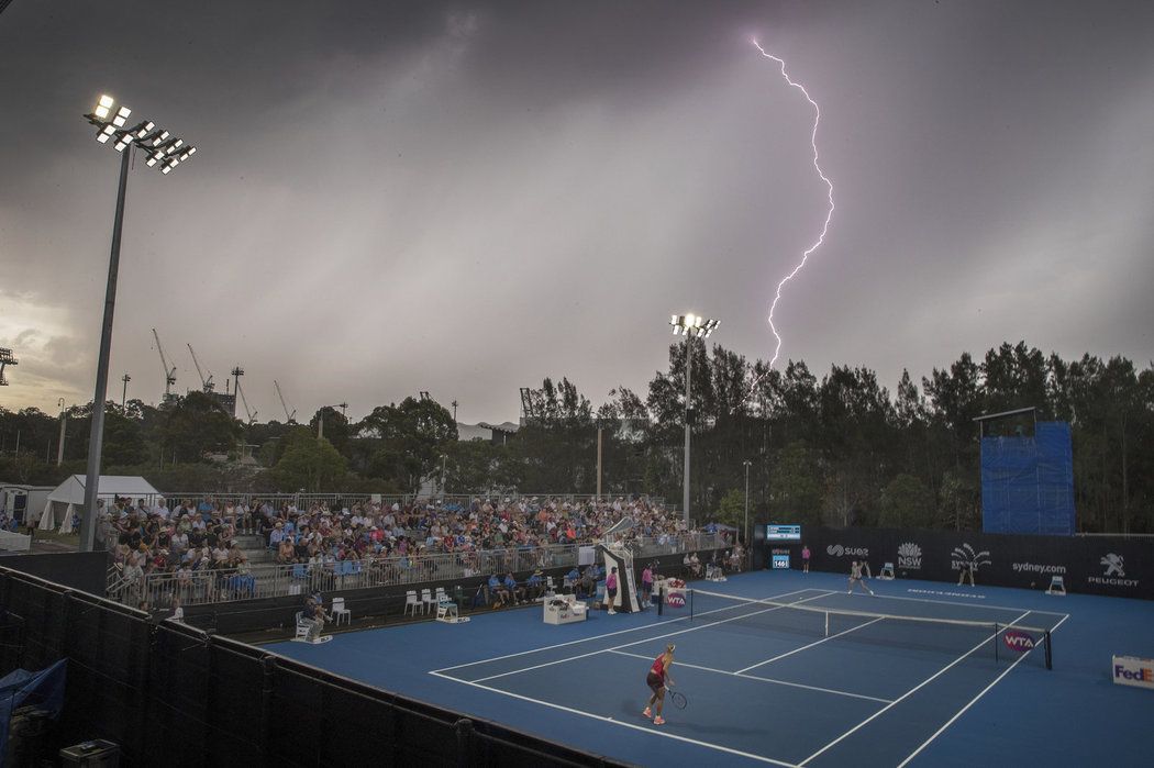Česká tenistka Lucie Šafářová hrála proti Angelique Kerberové v pekelném australském počasí.