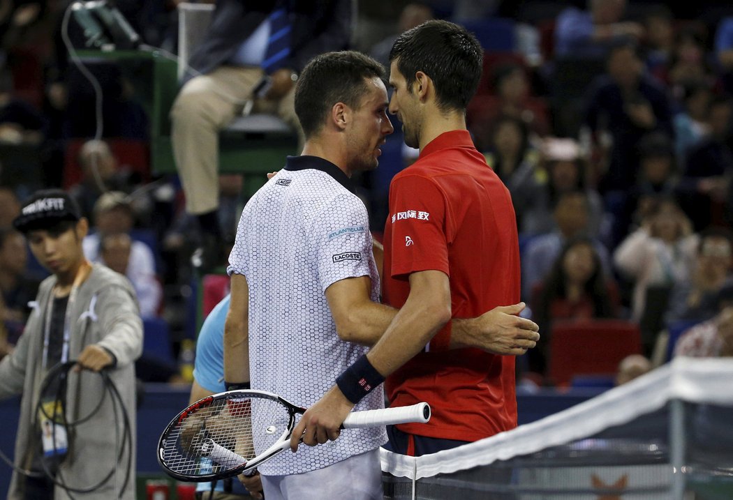 Novak Djokovič gratuluje k postupu Bautistovi