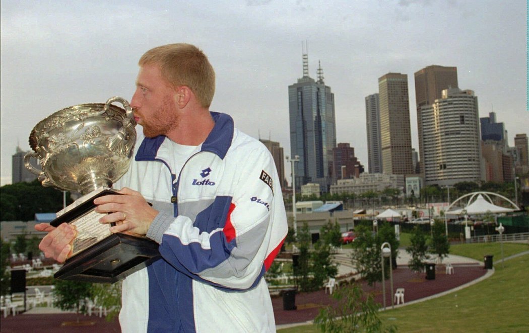 Boris Becker s trofejí pro vítěze Australian Open 1996