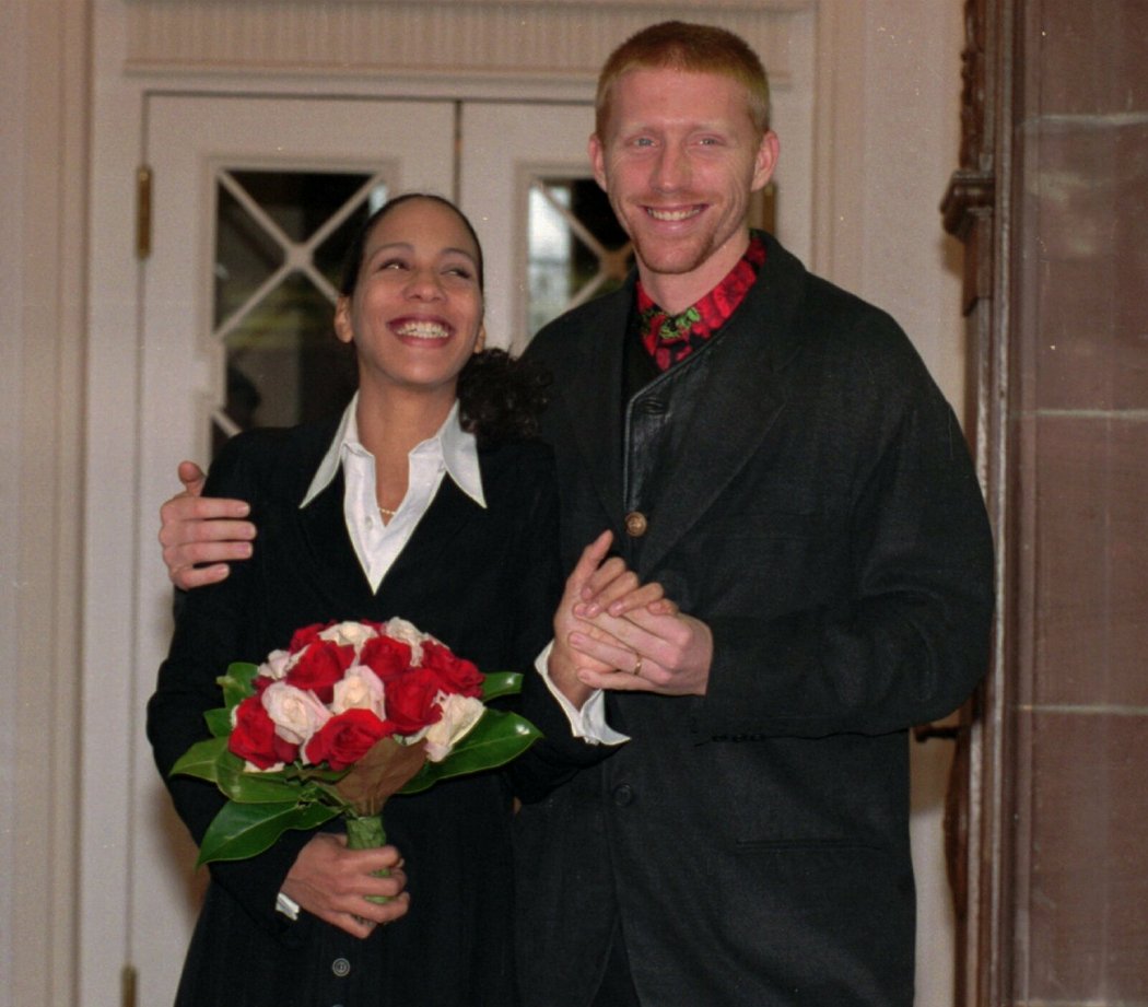 Boris Becker po svatbě s již bývalou manželkou Barbarou v roce 1993