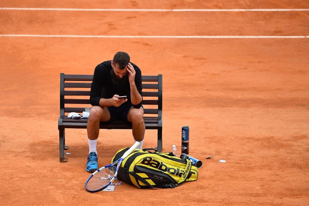 Francouz Benoit Paire prohrává a baví se tím